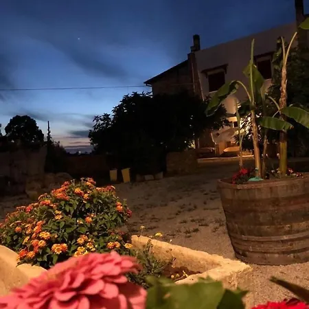 Alojamento de Acomodação e Pequeno-almoço Da Mesciu Nzinu 3*